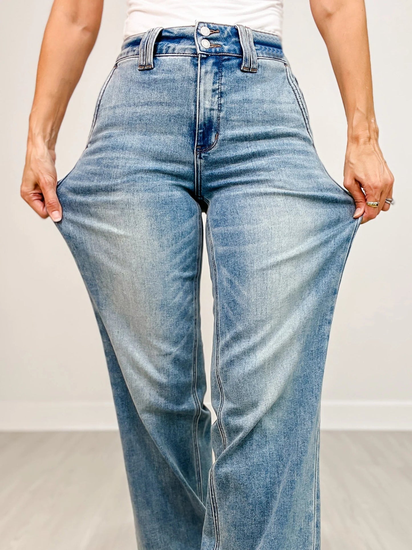 High-waist jeans met dubbele knoopsluiting en wijde pijpen